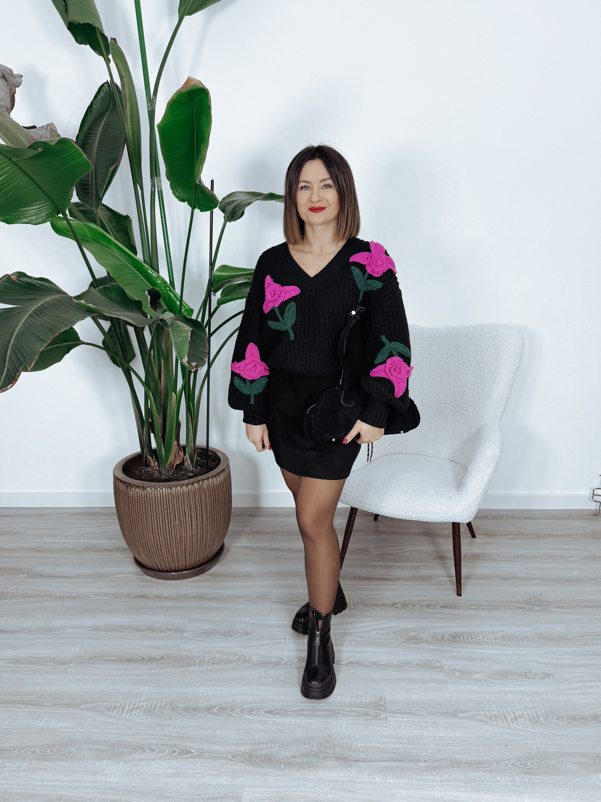 Sweter czarny kwiaty 3D TANYA zdjęcie 2