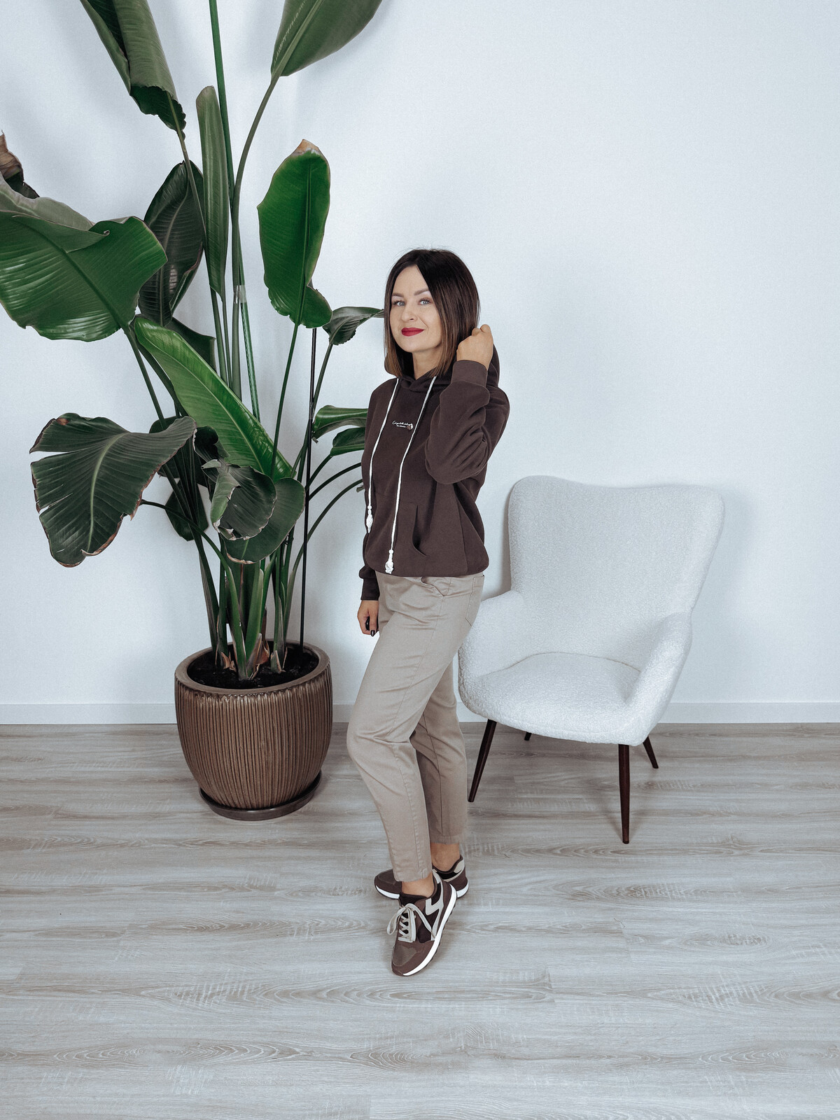 Bluza z kapturem i troczkami z koronki czekoladowa COMFY zdjęcie 3