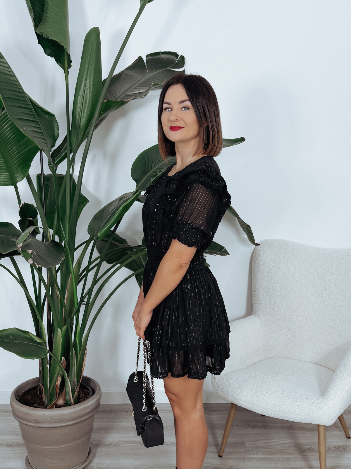Czarna sukienka krótka ze srebrną nitką BELLA zdjęcie 3