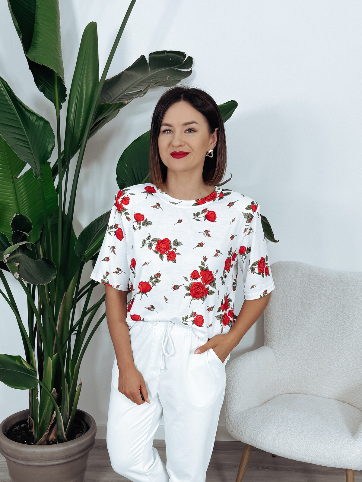 T-shirt z poduszkami i frotką biały w róże LILIANA zdjęcie 1