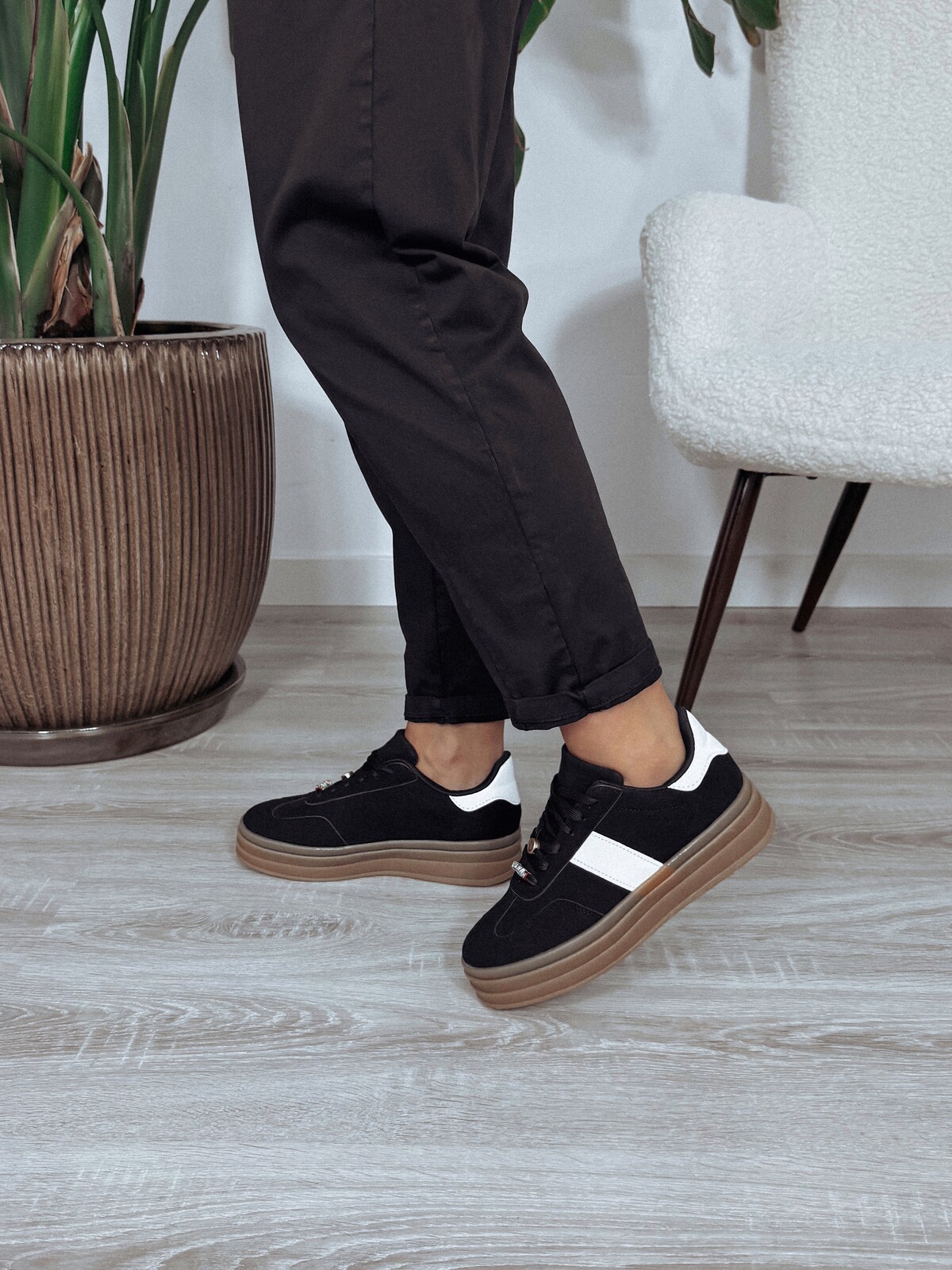 Sneakersy czarne z ekozamszu z ozdobami WALKY zdjęcie 1