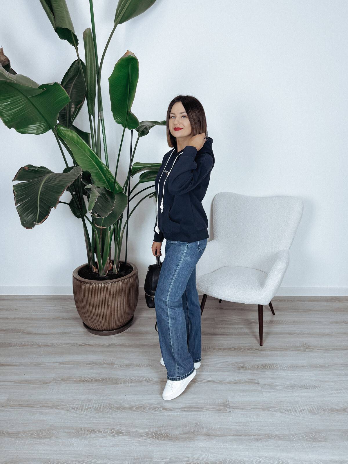 Bluza z kapturem i troczkami z koronki granatowa COMFY zdjęcie 3