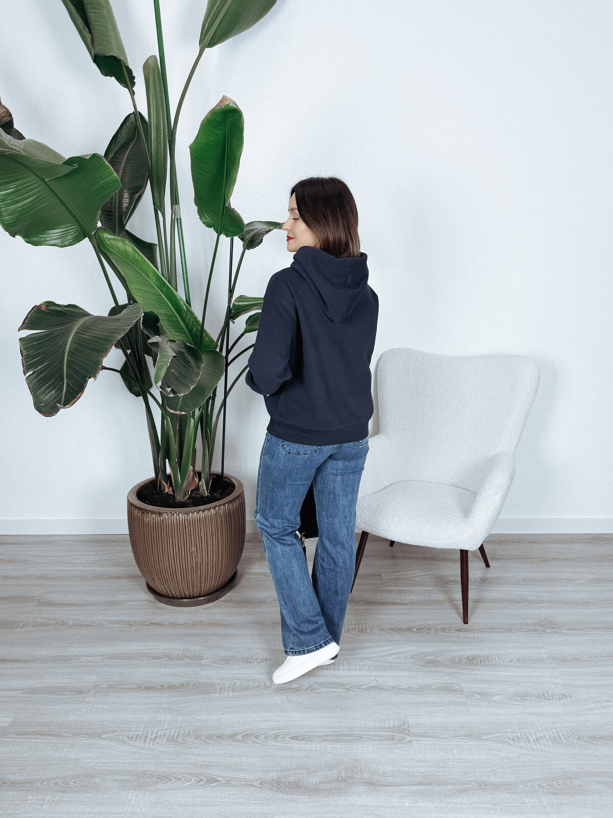 Bluza z kapturem i troczkami z koronki granatowa COMFY zdjęcie 4