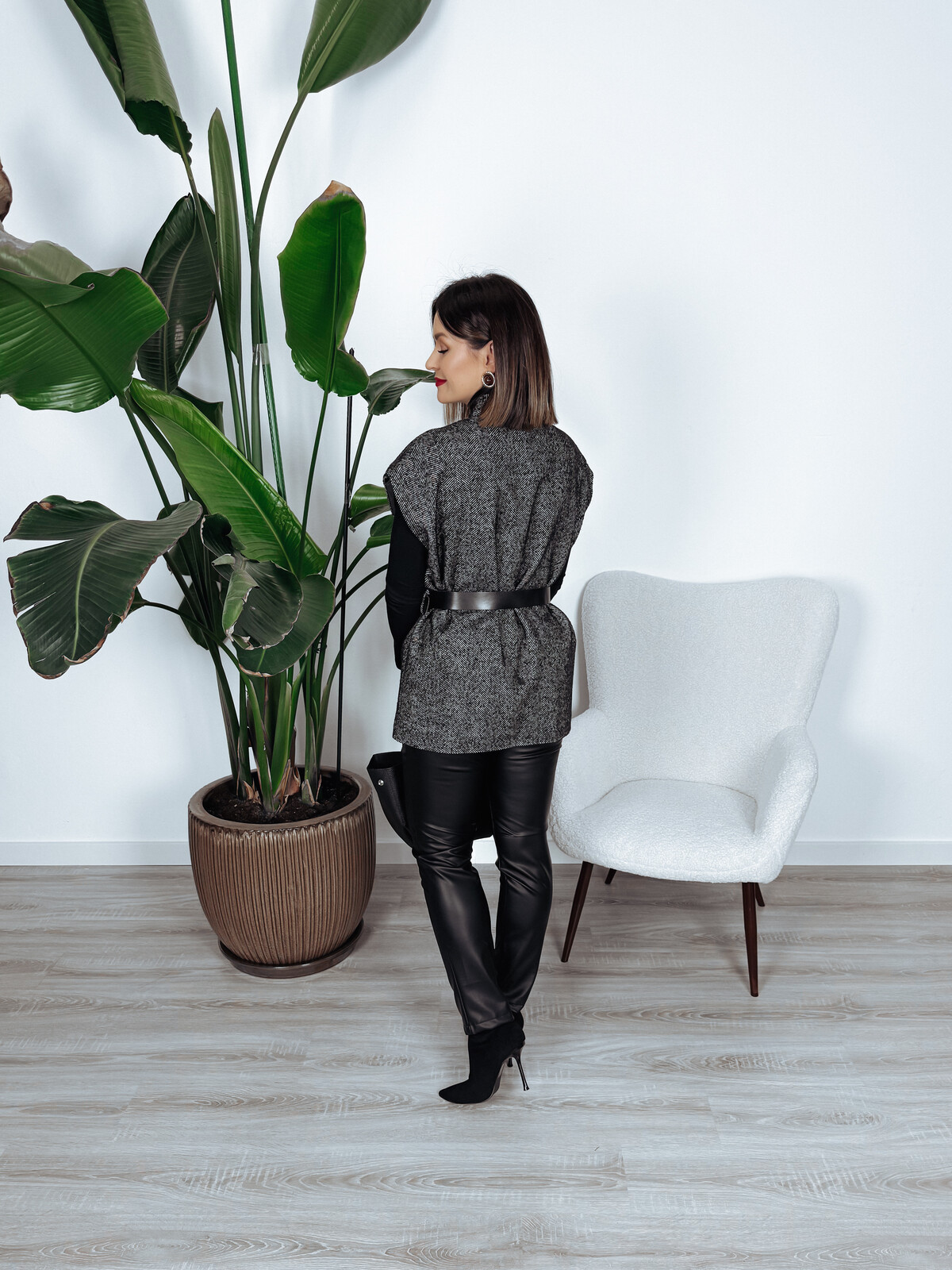 Kamizelka 20% wełna w jodełkę z paskiem biało-czarna CHIC zdjęcie 4