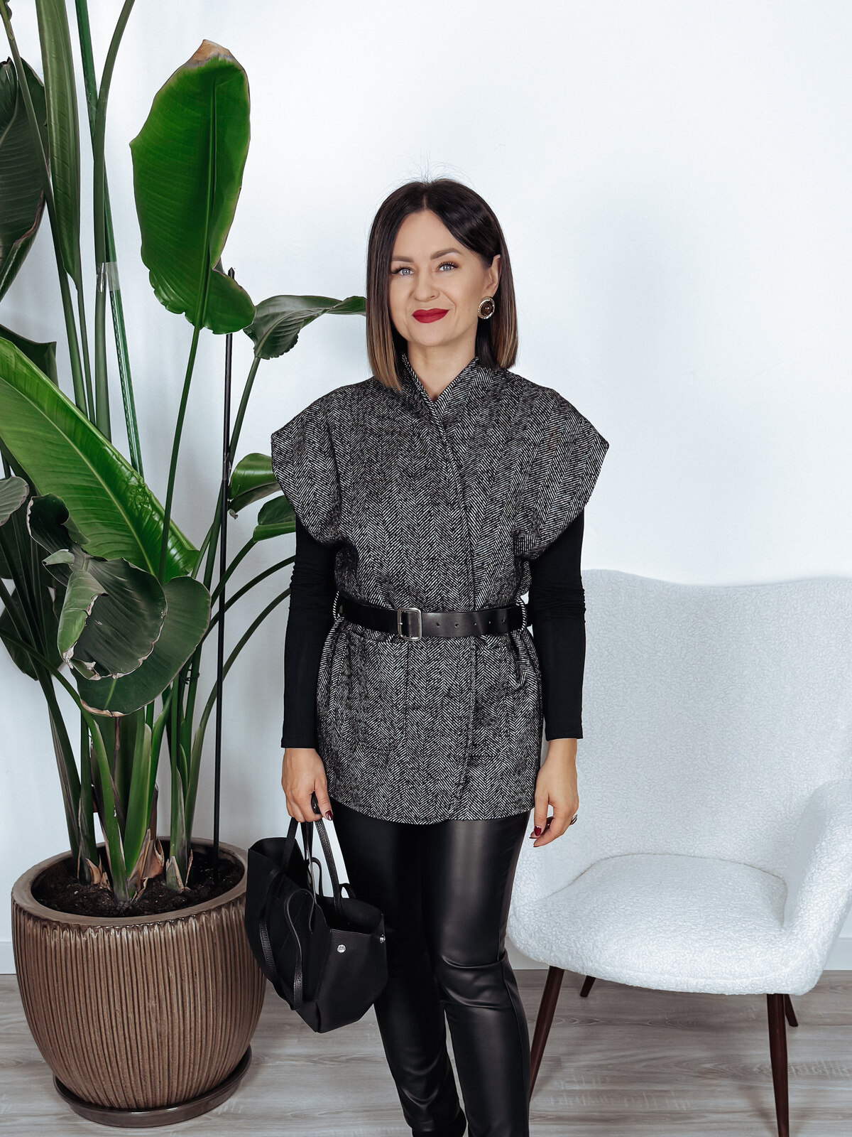 Kamizelka 20% wełna w jodełkę z paskiem biało-czarna CHIC zdjęcie 1