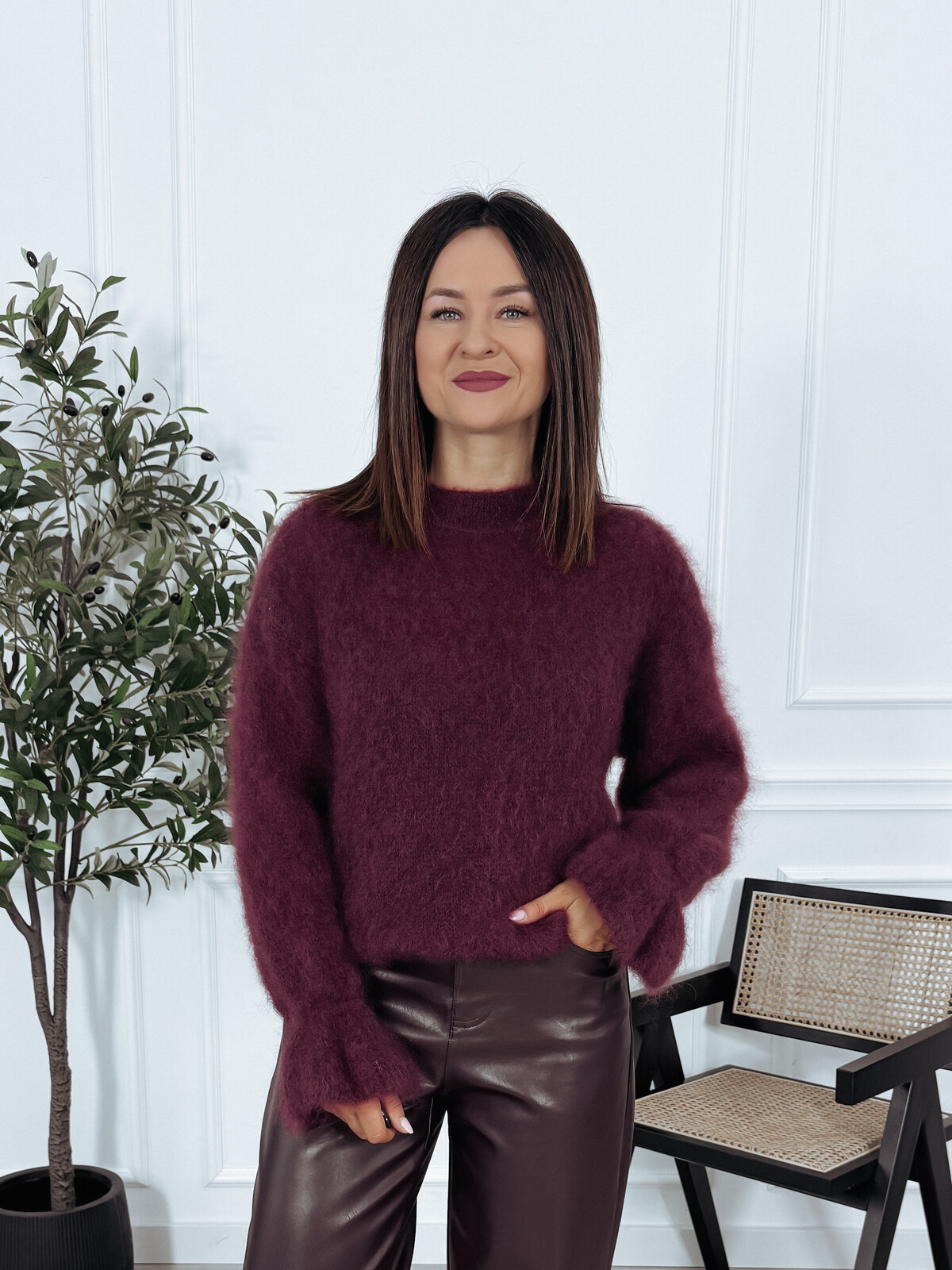 Sweter premium 81% kid moher z falbanką na rękawie bordowy INAVI