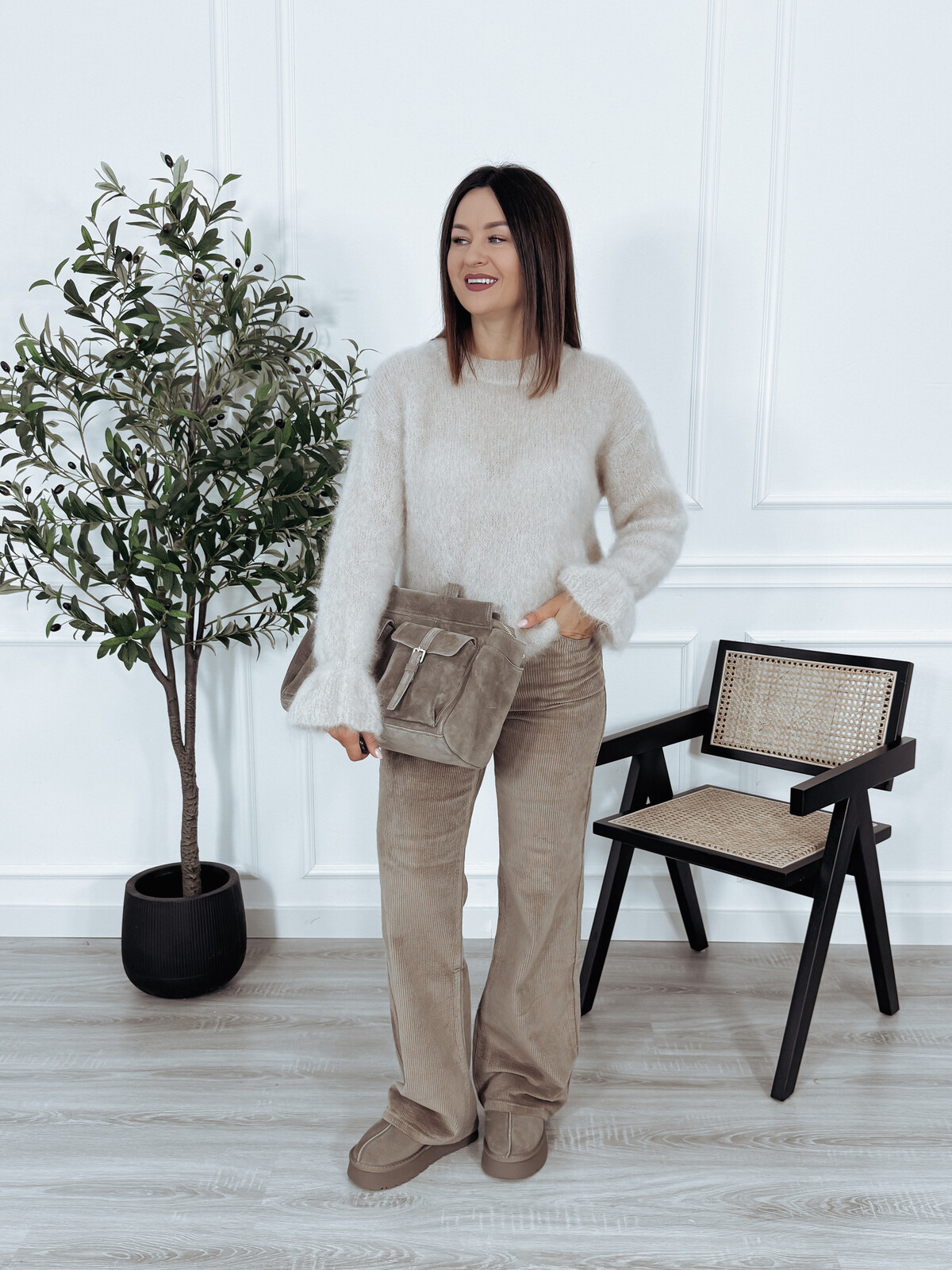 Sweter premium 81% kid moher z falbanką na rękawie beżowy INAVI