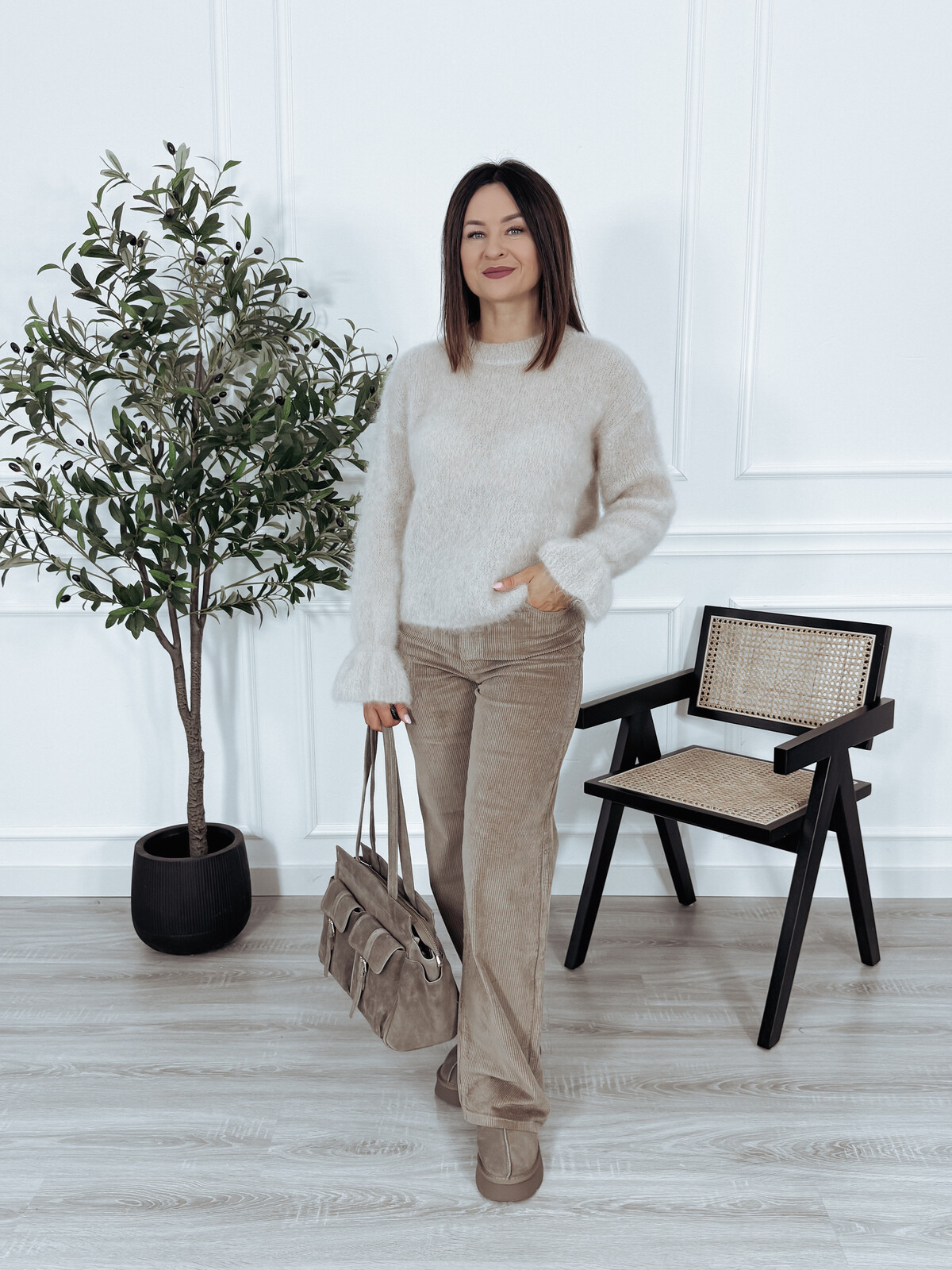 Sweter premium 81% kid moher z falbanką na rękawie beżowy INAVI
