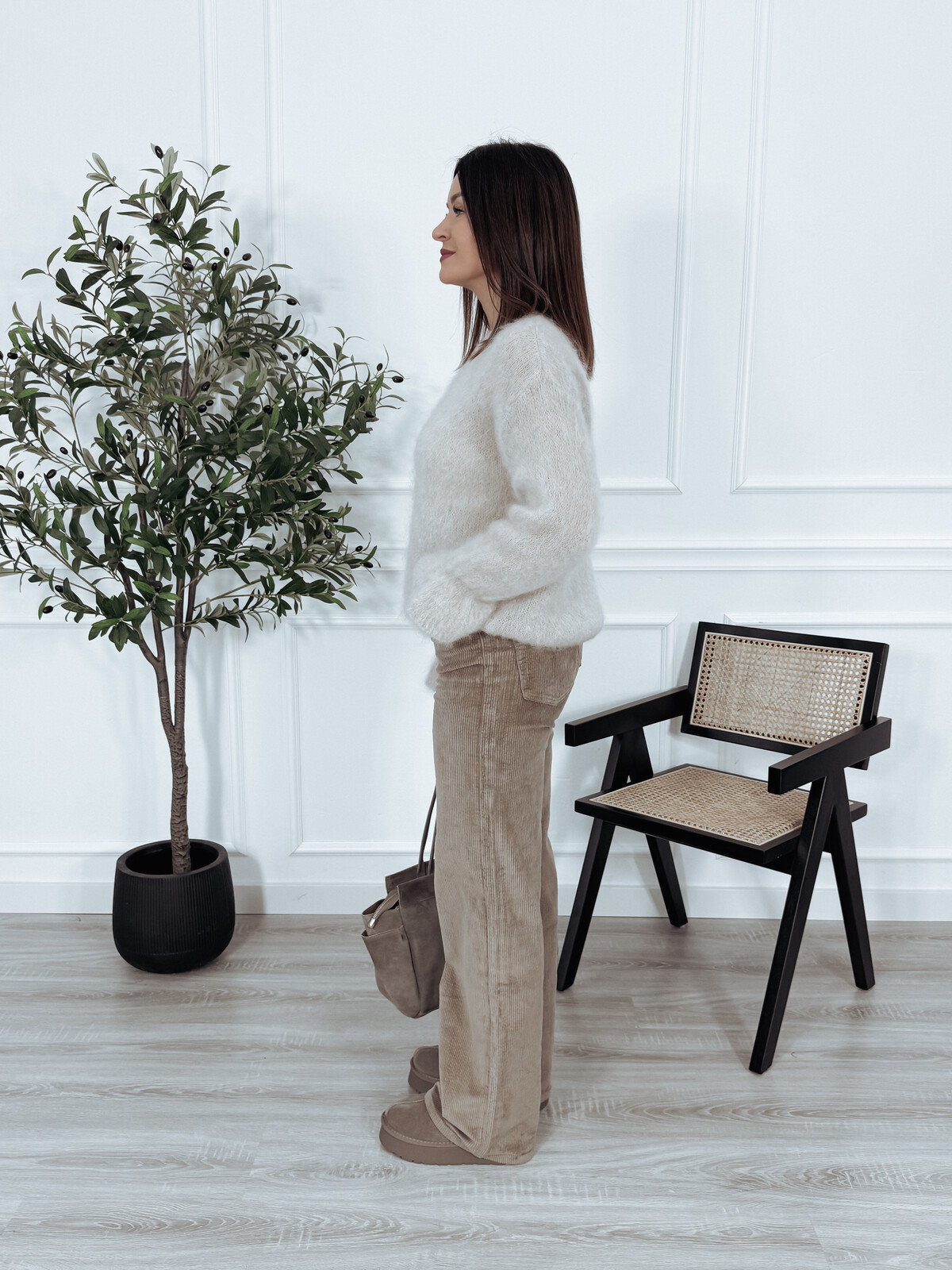 Sweter premium 81% kid moher z falbanką na rękawie beżowy INAVI