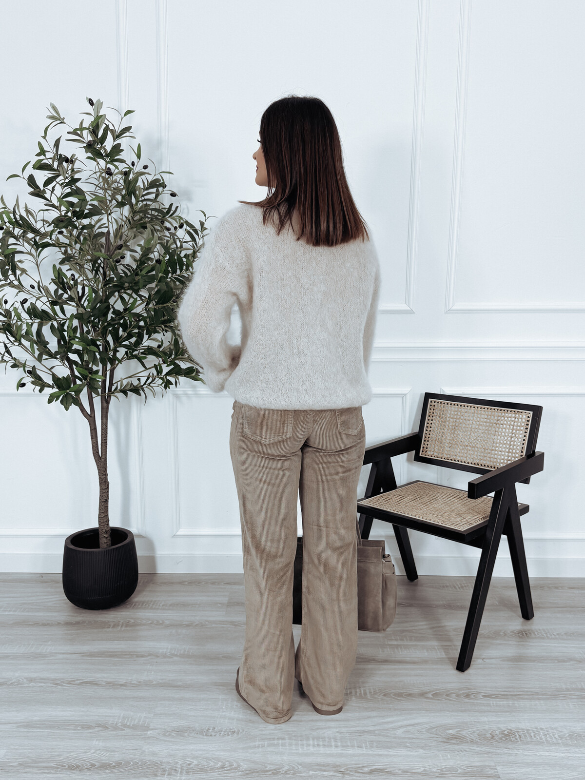 Sweter premium 81% kid moher z falbanką na rękawie beżowy INAVI