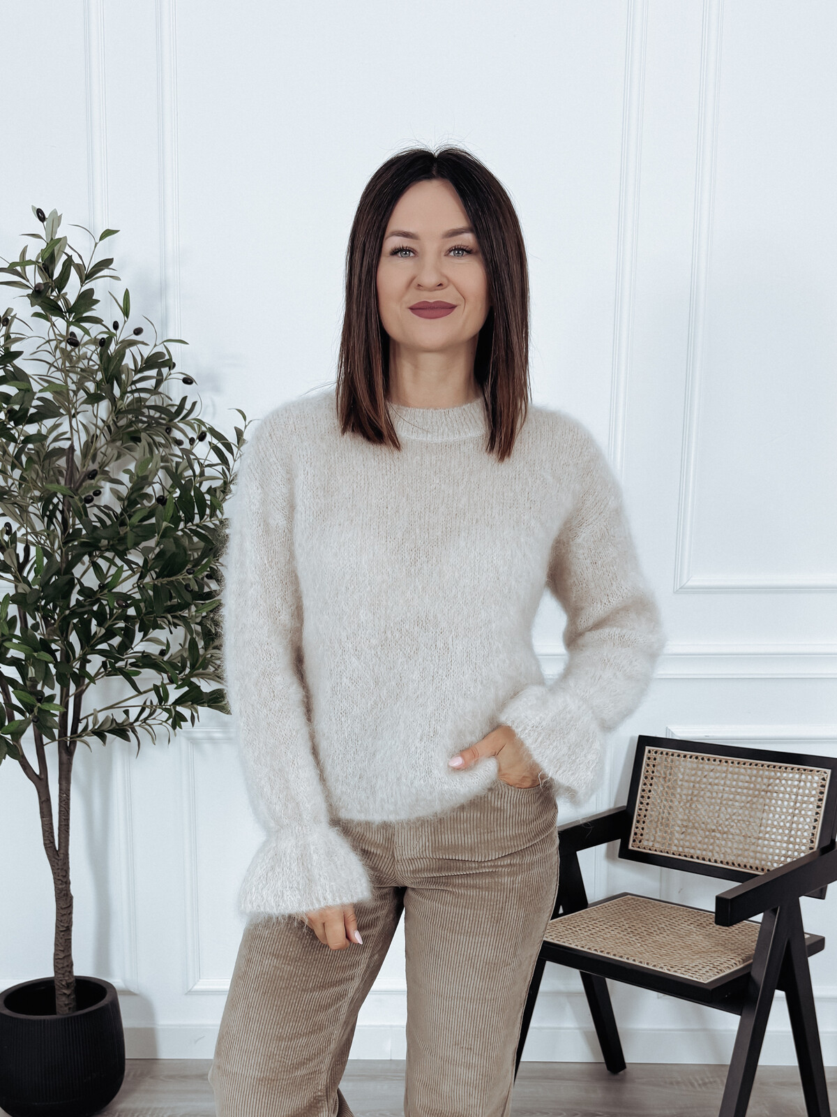Sweter premium 81% kid moher z falbanką na rękawie beżowy INAVI