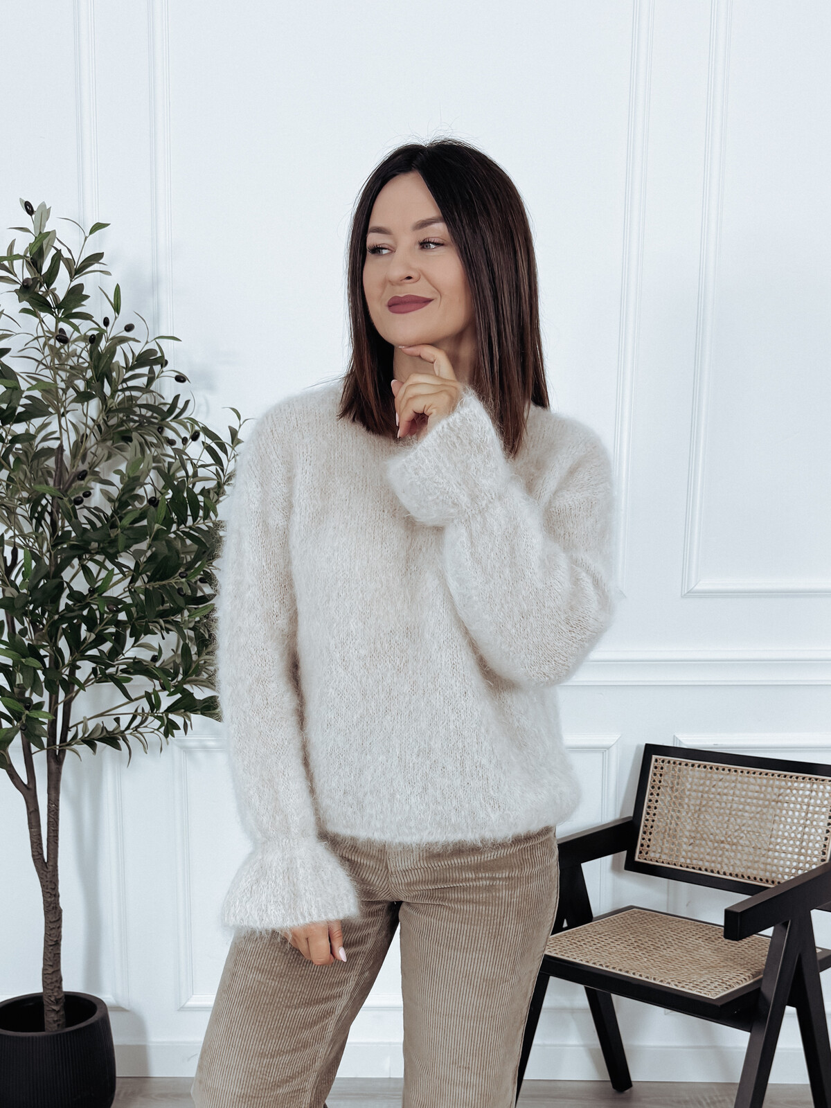 Sweter premium 81% kid moher z falbanką na rękawie beżowy INAVI