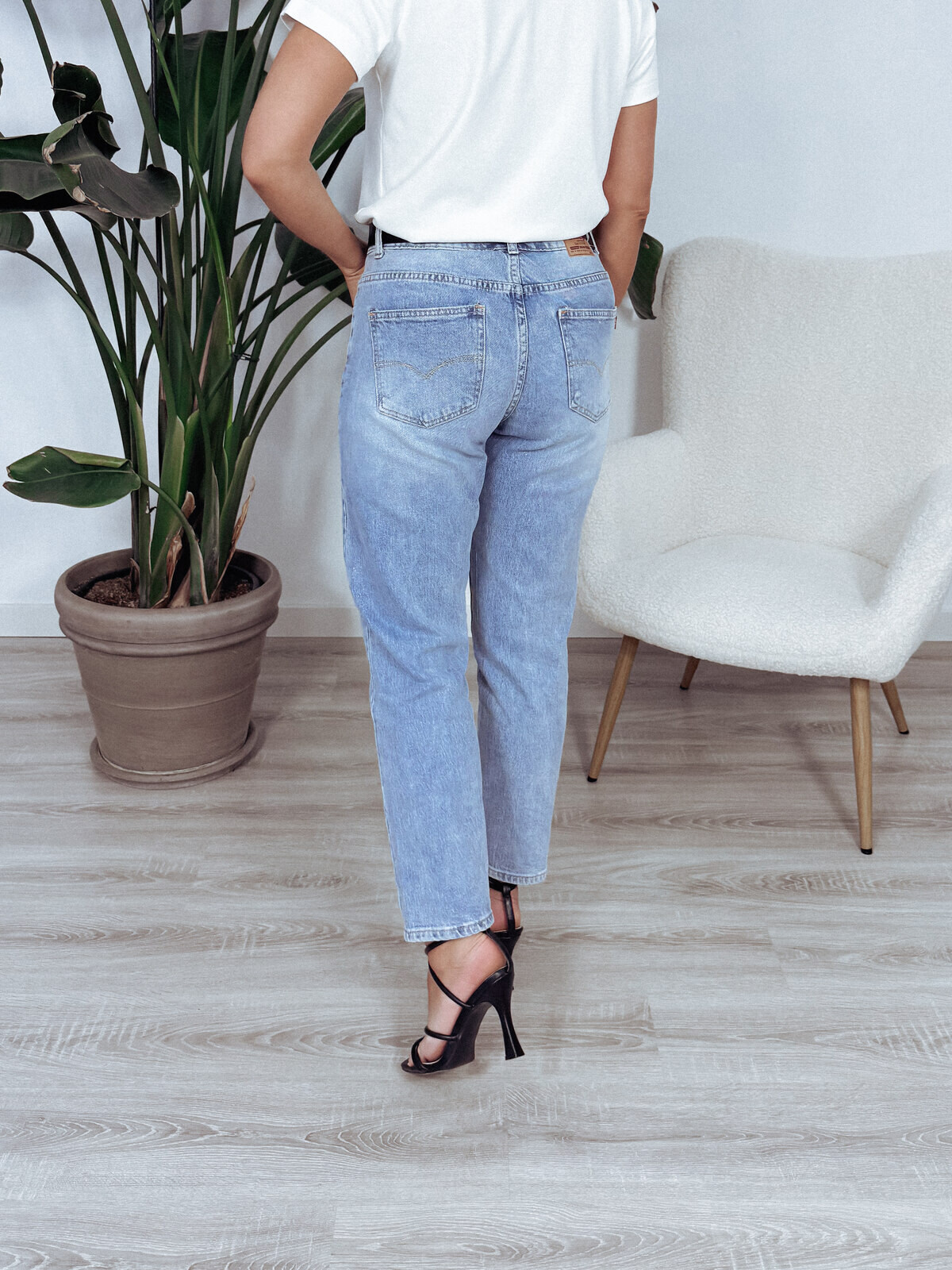 Jeansy jasnoniebieskie mom fit OTIS zdjęcie 3