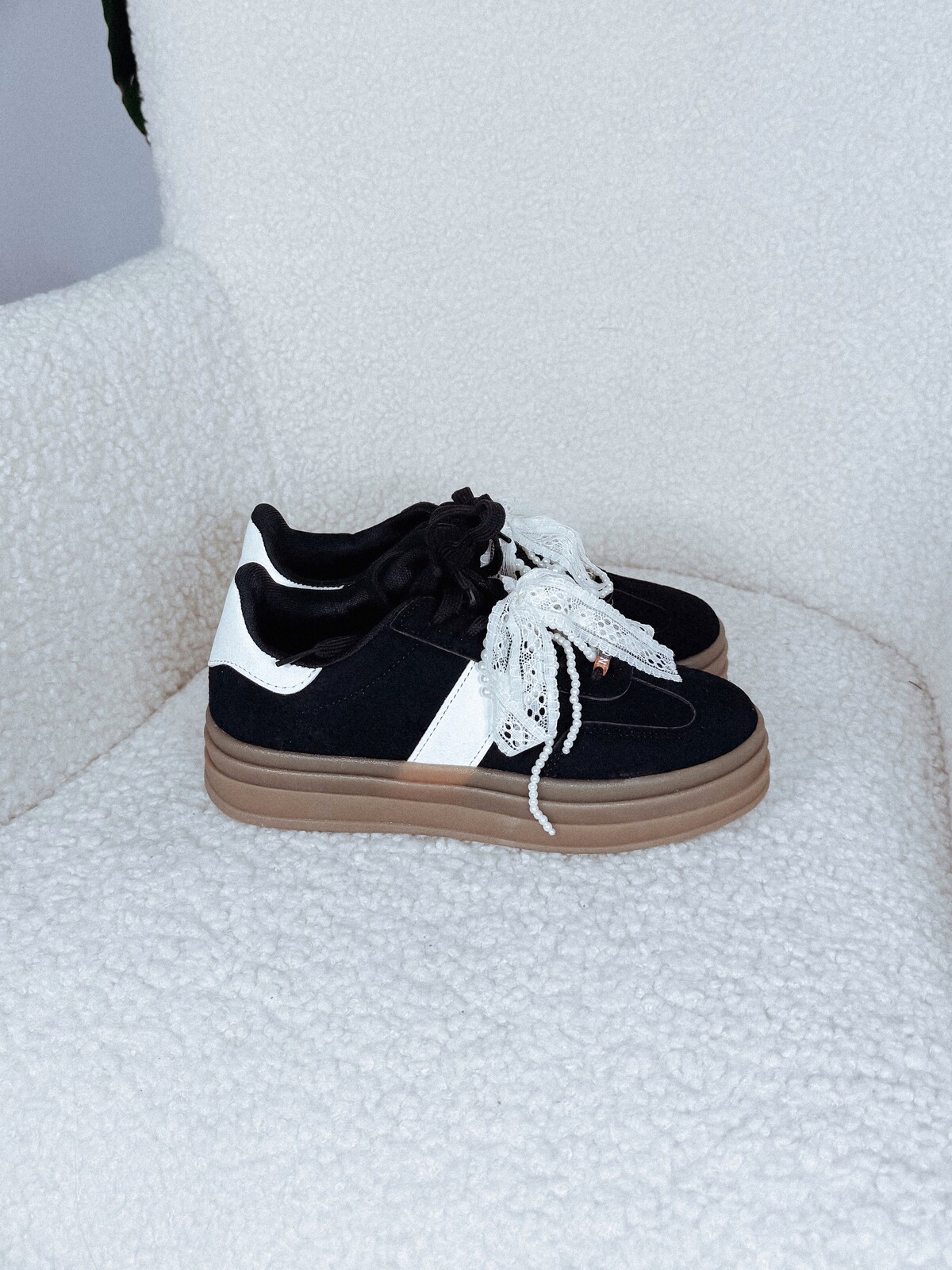 Sneakersy czarne z ekozamszu z ozdobami WALKY zdjęcie 1