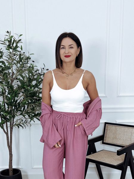 Krótki top z usztywnianymi miseczkami i wycięciem na plecach biały SIMPLE