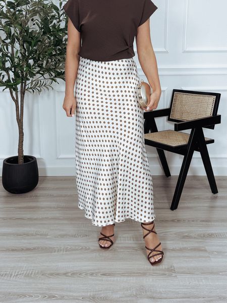 Spódnica satynowa z jedwabiu i wiskozy kremowa w kropki NAYA