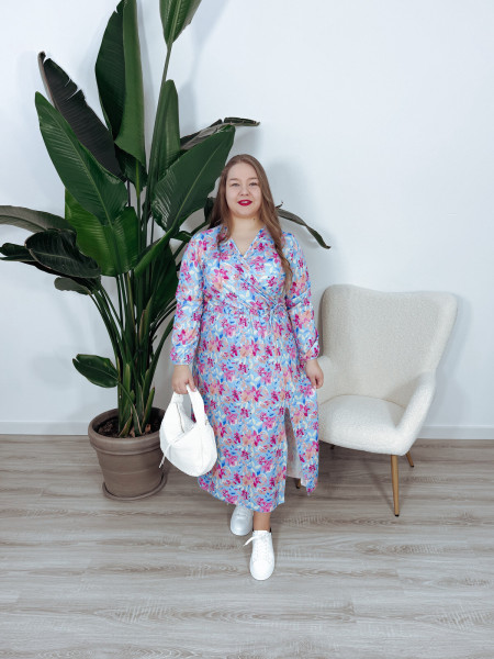 Sukienka maxi z rozcięciem i wiązaniem w pasie błękitna w kwiaty GAJA