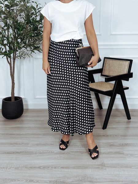 Spódnica satynowa z jedwabiu i wiskozy czarna w kropki NAYA