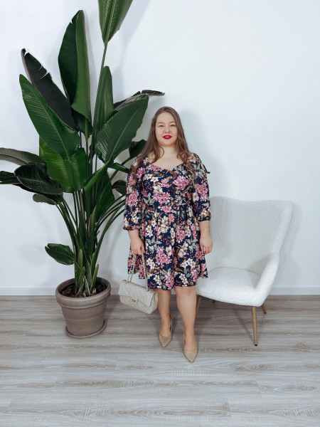 Sukienka kopertowy dekolt marszczenia w talii granatowa w kolorowe kwiaty MARI