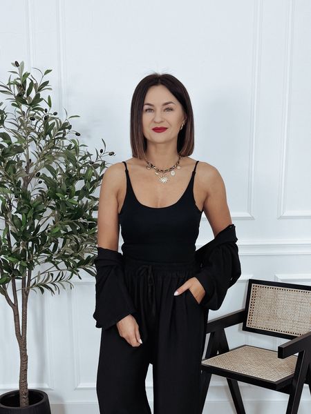 Krótki top z usztywnianymi miseczkami i wycięciem na plecach czarny SIMPLE