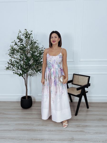 Sukienka maxi na ramiączkach puder róż w delikatne kwiaty CATIE