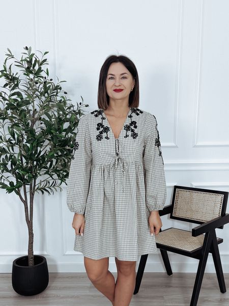 Sukienka w kratkę z haftem na rękawie i dekolcie RAYSY