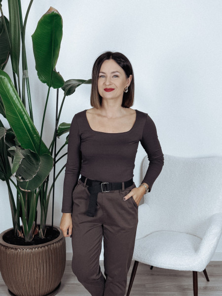 Bluzka z wiskozy z dekoltem karo czekoladowa OLENA