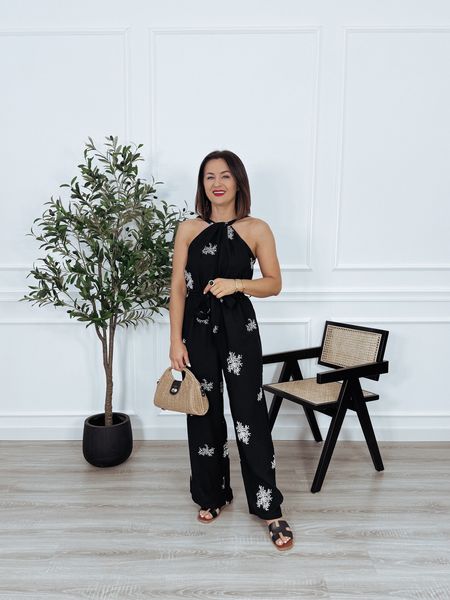 Kombinezon haftowany z paskiem czarny OTTO