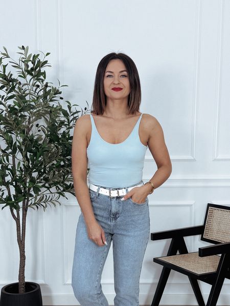 Krótki top z usztywnianymi miseczkami i wycięciem na plecach błękit SIMPLE