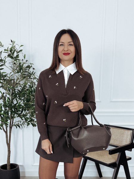 Sweter z białym kołnierzykiem czekoladowy PALO