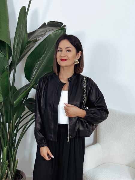 Jesienna krótka kurtka z eko skóry czarna BRENDA