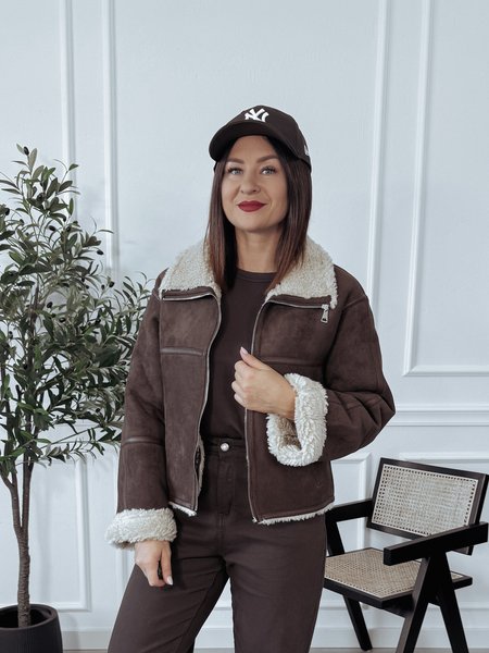 Krótki kożuszek czekoladowy TORIN