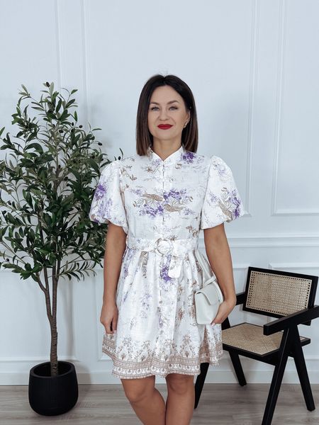 Elegancka krótka sukienka z paskiem kremowa we wzory YOLANDA