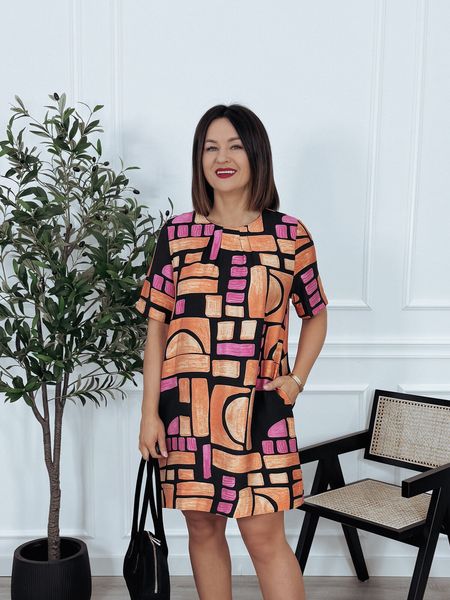 Sukienka w geometryczne wzory pomarańczowo-różowe ALANTI