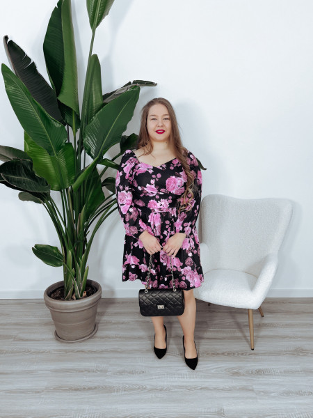 Sukienka kopertowy dekolt marszczenia w talii czarna w różowe róże MARI