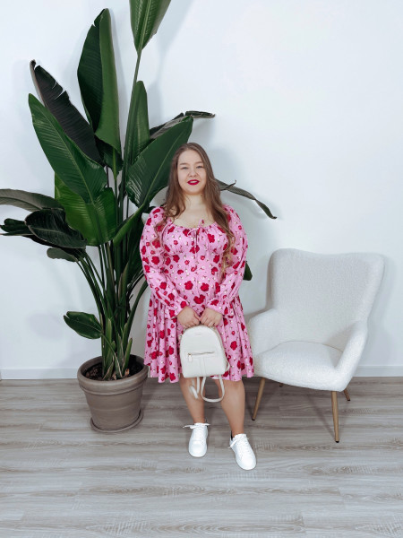 Sukienka wiązana na dekolcie różowa w czerwone róże OLAYA