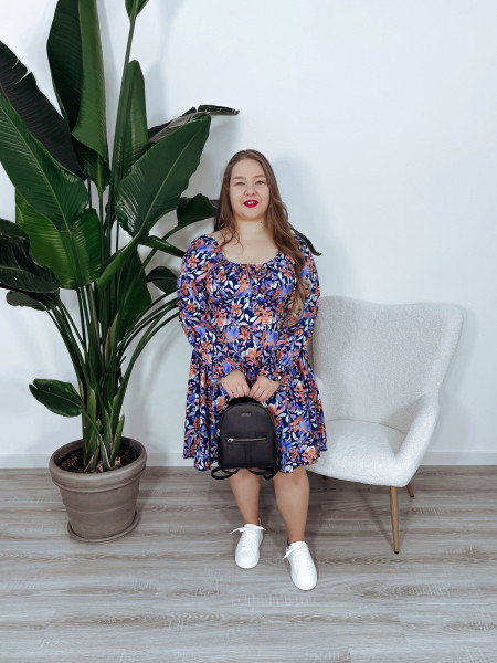 Sukienka wiązana na dekolcie granatowa w kolorowe kwiaty OLAYA