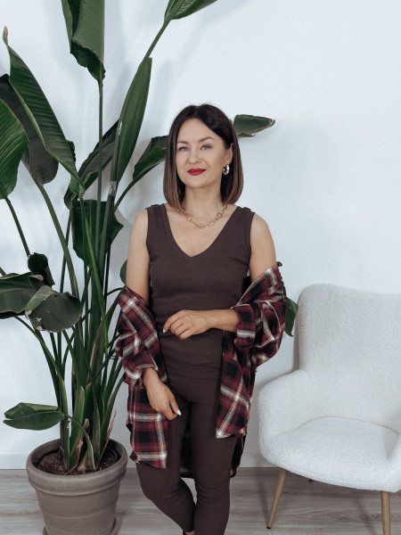 Top z bawełny prążkowanej i dekoltem V czekoladowy TIME