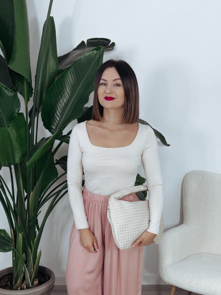 Bluzka z wiskozy z dekoltem karo beżowa OLENA