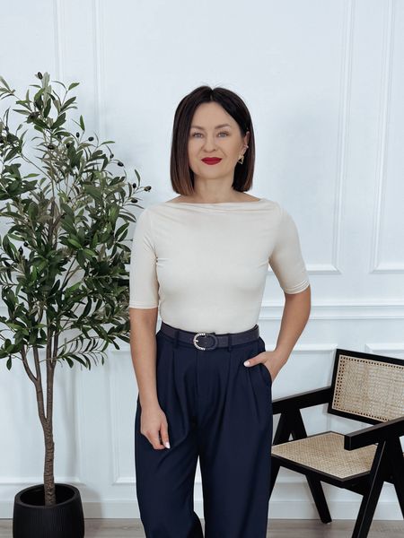 Bluzka basic z wiskozy | dekolt w łódkę | beżowa RUFFA