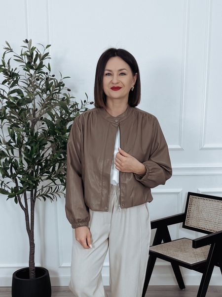 Krótka kurtka z eko skóry mokka BRENDA