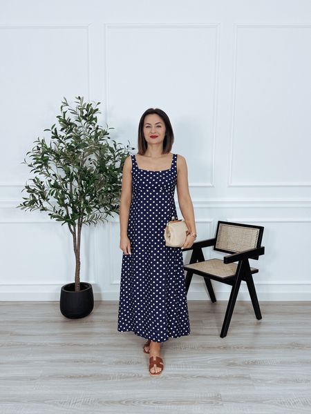 Sukienka z bawełny i lnu na ramiączkach granatowa w beżowe groszki INGA